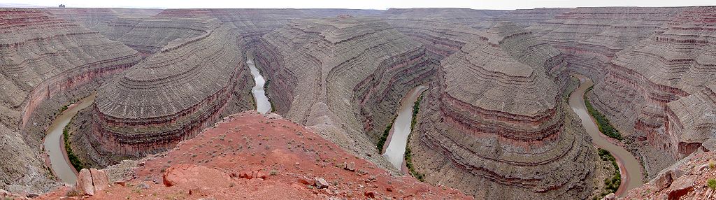 Panoramic view of incised meanders of the San Juan River at Gooseneck State Park, Utah.