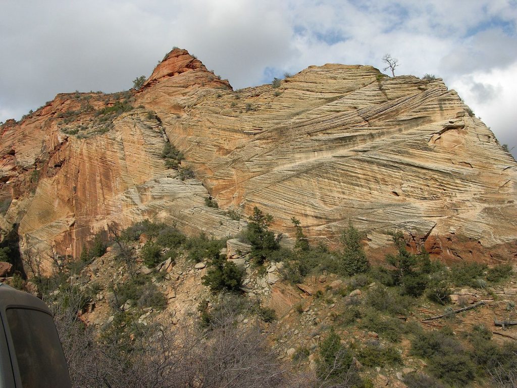 The mountain has a large variety of angles of beds, resulting from dunes moving in all directions.