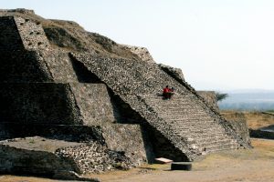 Toltec pyramid at Tula, Hidalgo: Similarities to the pyramid at Chichén Itzá can be seen, including the sloped shape and external steps.