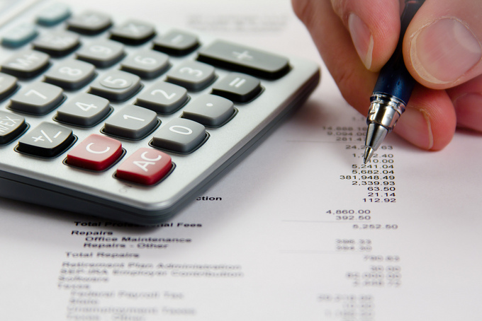 Image of an income statement and a calculator.