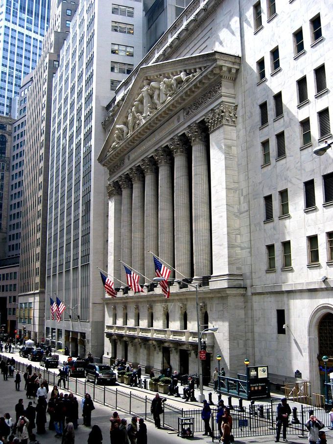 Image of the outside of the New York Stock Exchange.