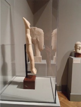 The figure in 4.7 viewed from the side. It is stiff and thin so is more symbolic than realistic.