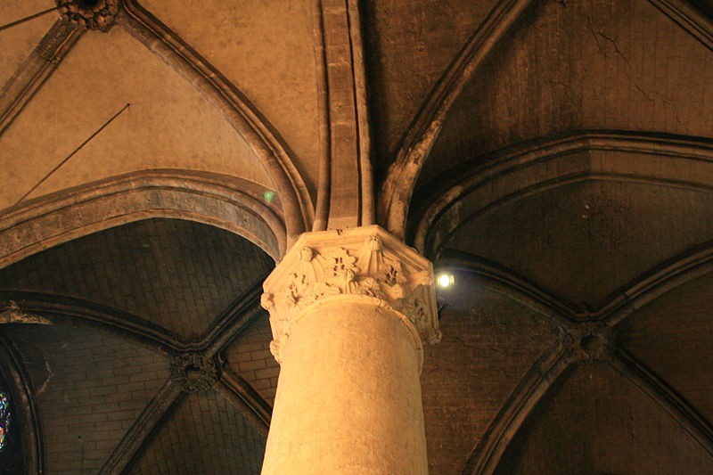 A photo demonstrating the appearance of ribbed vaults radiating from the top of a pillar.