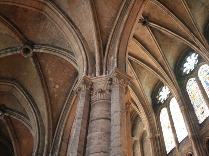 Tightly grouped columns support the vaults above them.