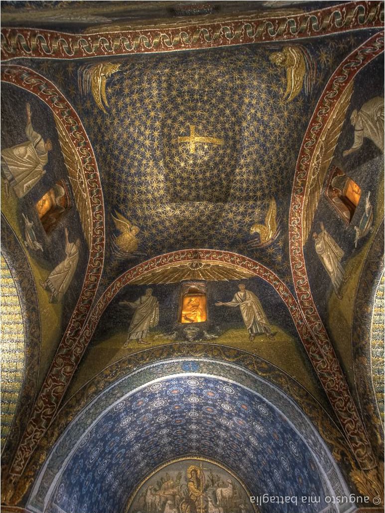 A close view of the dome and its position over the lunette of Laurence.