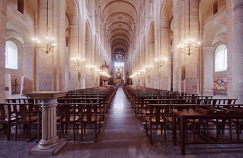 A view of the nave that makes the aisles nearly invisible providing less distraction as pilgrims move toward the altar.