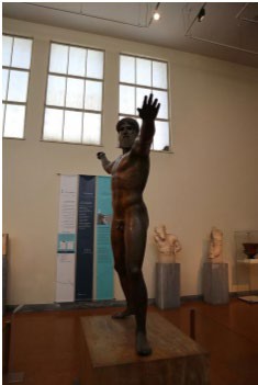 Side view of the statue in image 4.100.