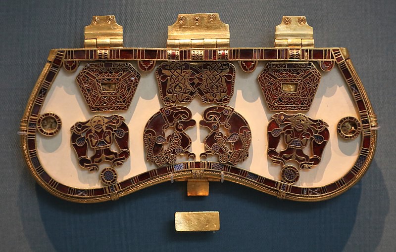 A purse clasp made from gold and filigree inlay.