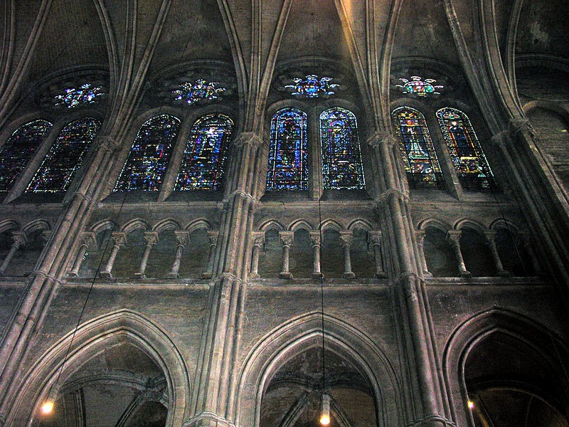 A photo of the arcade that shows the clerestory windows and the rose windows above them.