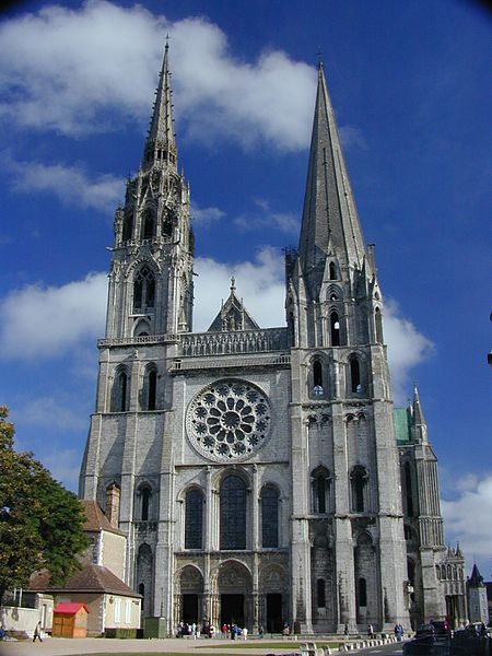 An image of the front of a cathedral that demonstrates dualistic design. It incorporates Plato’s ideas of science as well as symbolic ideas from Christian beliefs.