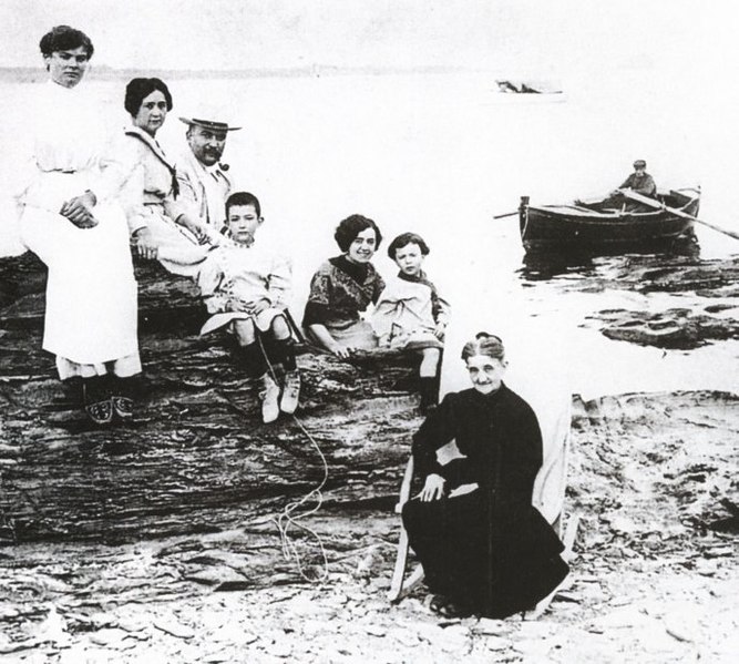 Joseph Pichot, Photograph of The Dali Family, 1910